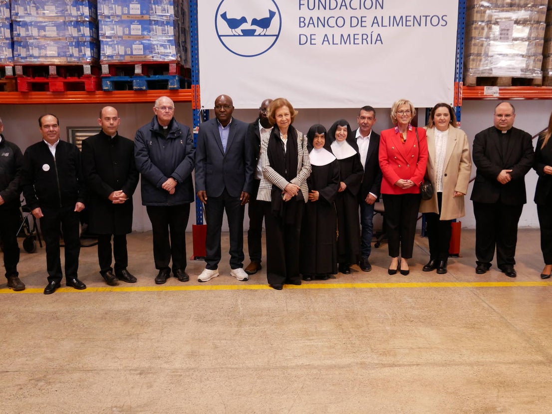 La reina Sofía visita el Banco de Alimentos en Roquetas