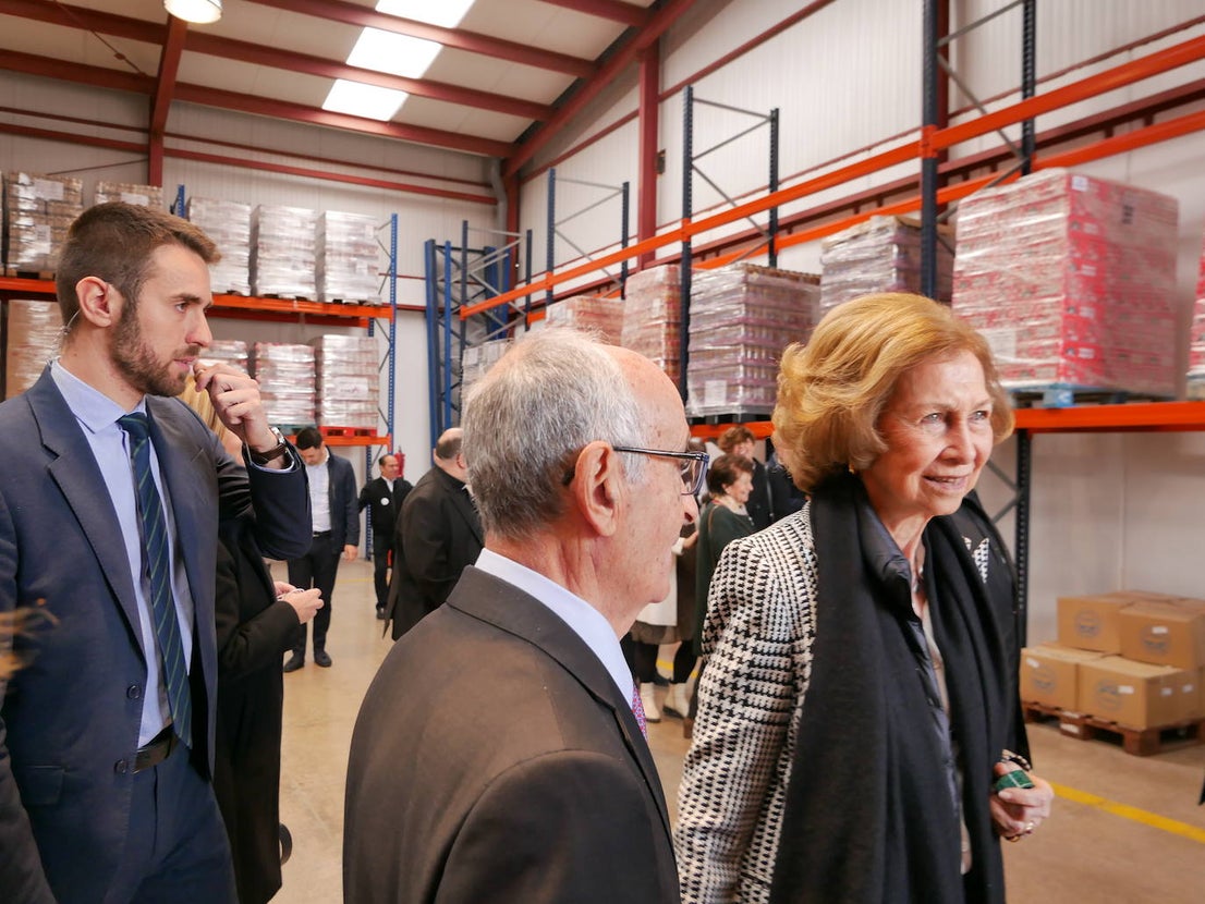 La reina Sofía visita el Banco de Alimentos en Roquetas