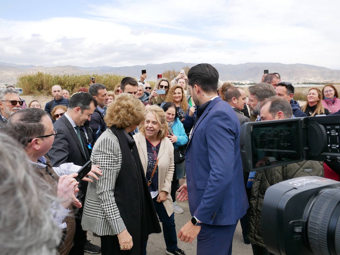 La reina Sofía visita el Banco de Alimentos en Roquetas