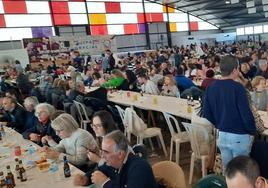 Casi un millar de personas acudió a la fiesta solidaria para recaudar fondos.