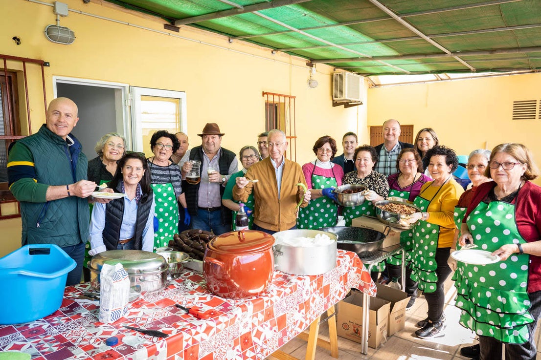 Multitudinarias migas por el Día de Andalucía en Roquetas