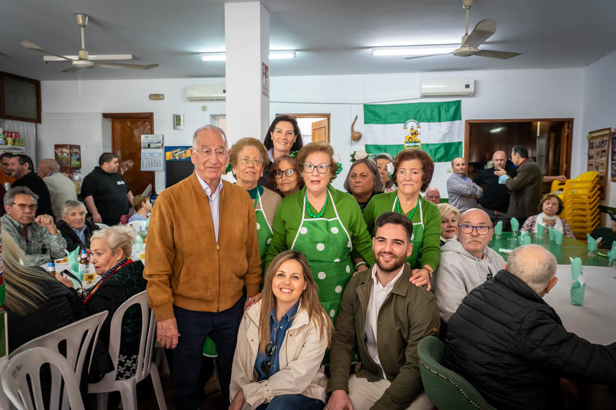 Multitudinarias migas por el Día de Andalucía en Roquetas
