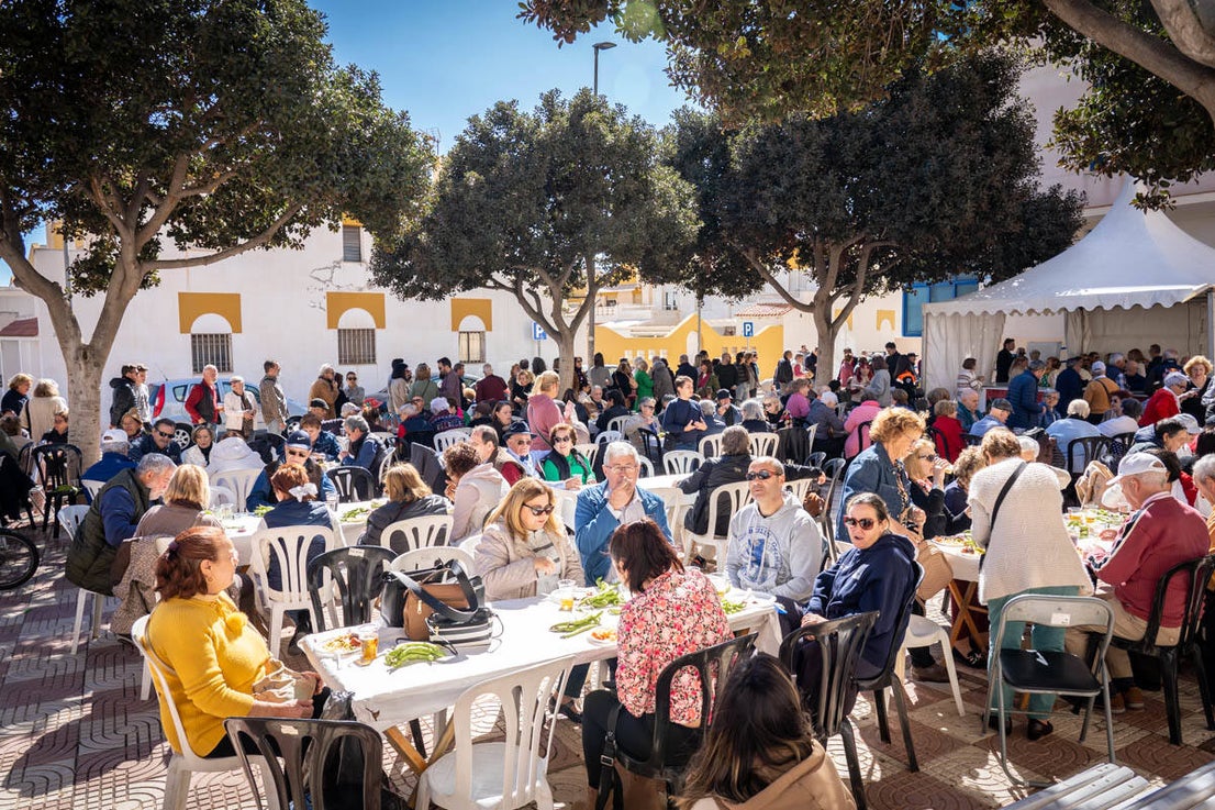 Multitudinarias migas por el Día de Andalucía en Roquetas