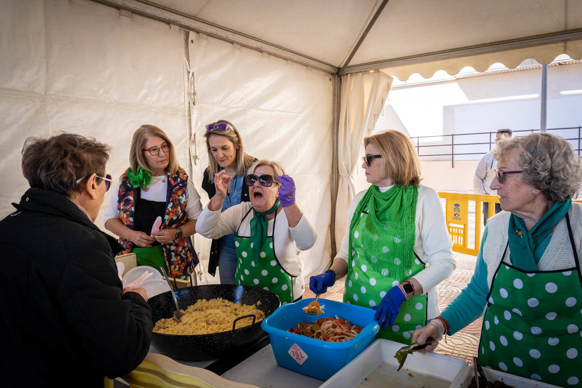 Multitudinarias migas por el Día de Andalucía en Roquetas
