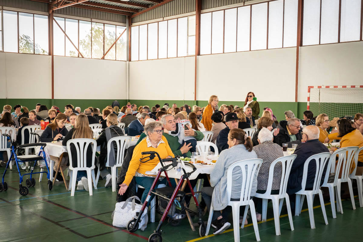 Multitudinarias migas por el Día de Andalucía en Roquetas