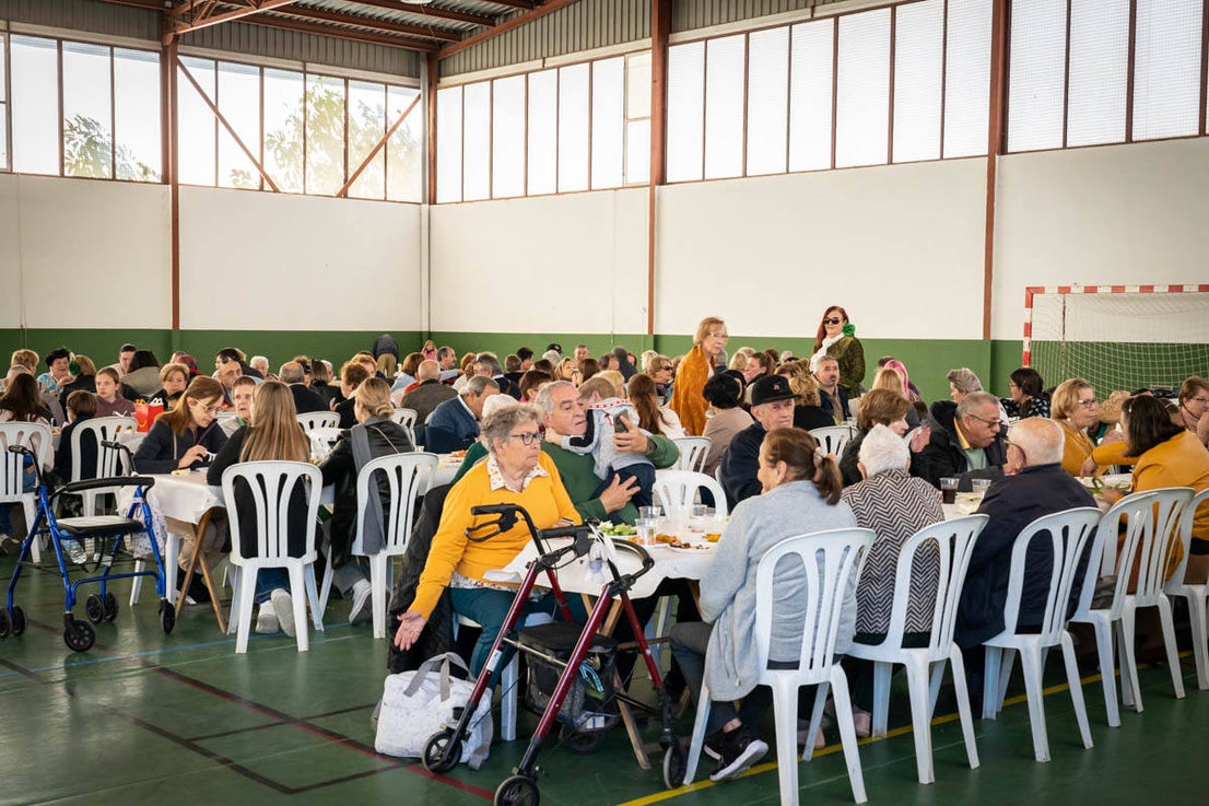 Multitudinarias migas por el Día de Andalucía en Roquetas