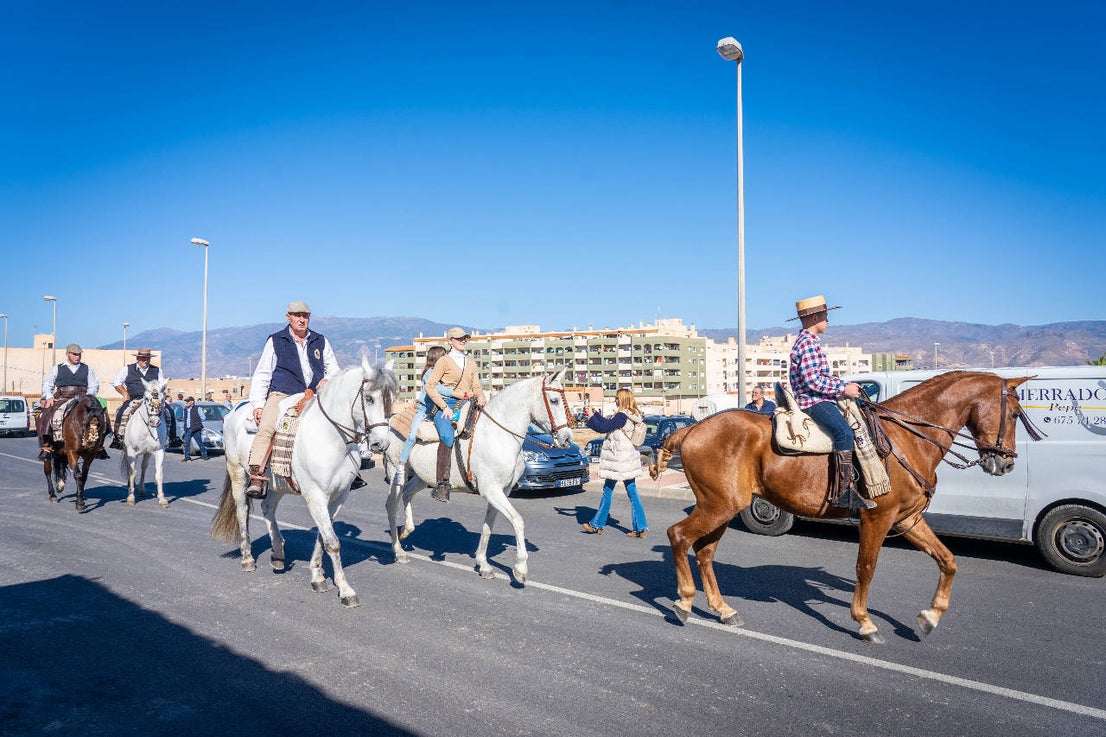 Así fue el tradicional paseo a caballo en Roquetas por el Día de Andalucía