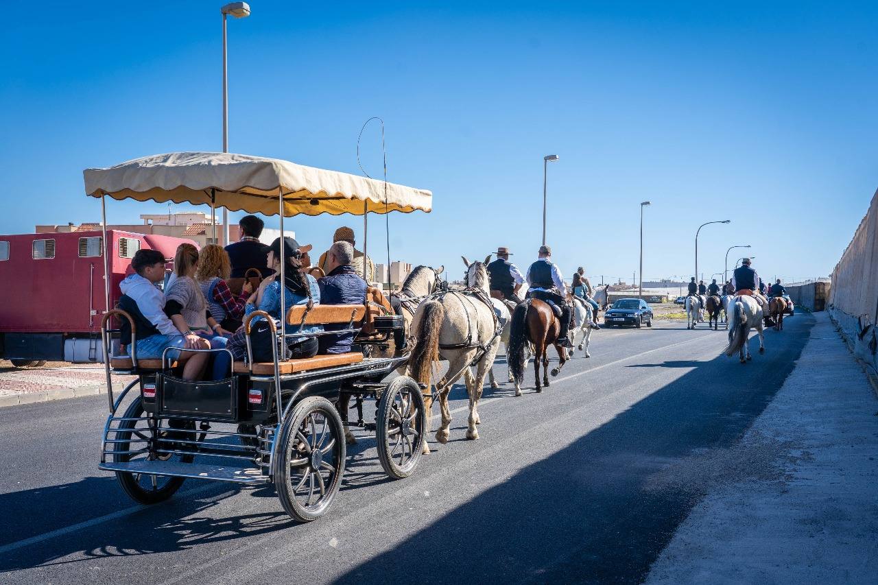 Así fue el tradicional paseo a caballo en Roquetas por el Día de Andalucía