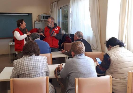 Mayores de Vícar aprenden a manejarse con los móviles