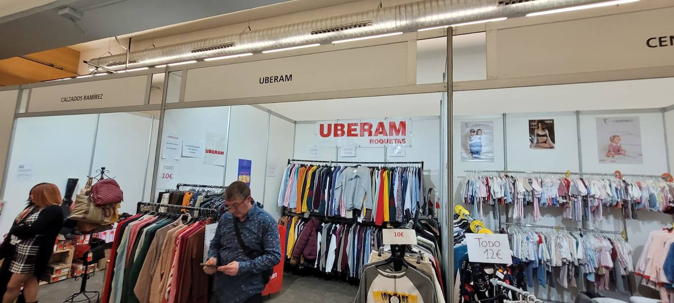 Así es la Feria Outlet del comercio local de Roquetas