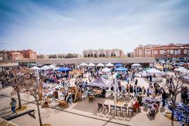 El nuevo Rastro de arte y antigüedades se estrena con un centenar de puestos