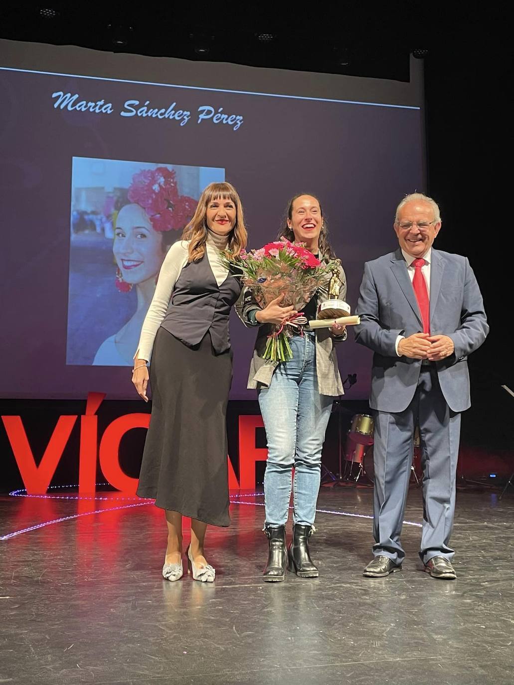 Vícar premia la trayectoria de una veintena de mujeres