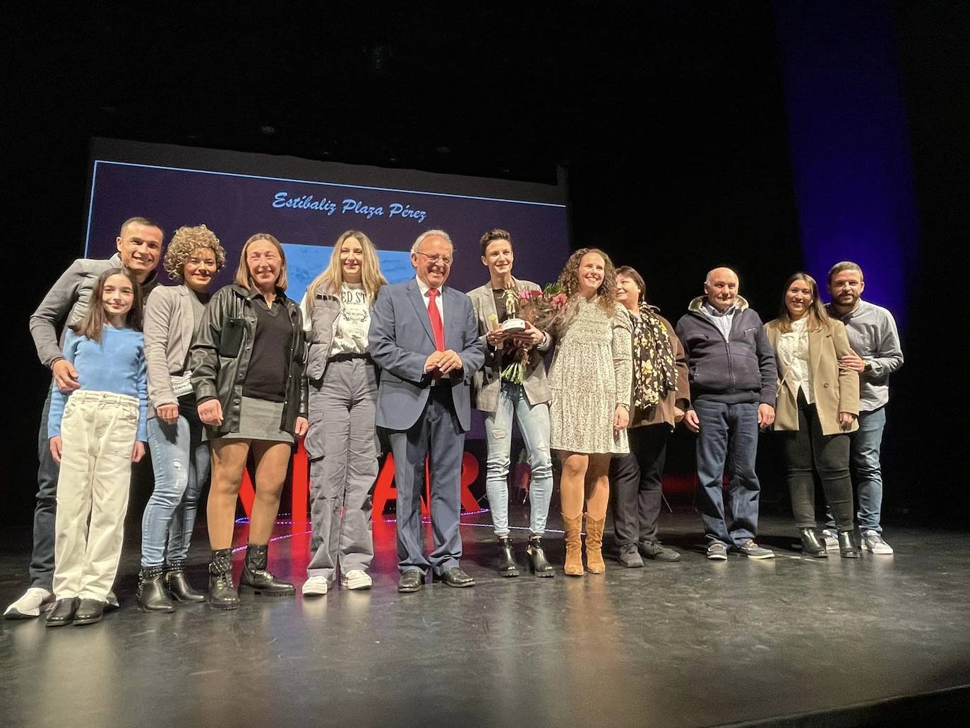 Vícar premia la trayectoria de una veintena de mujeres