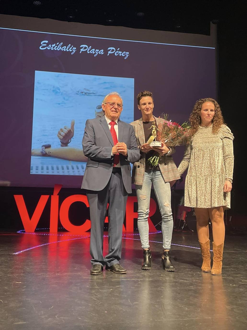 Vícar premia la trayectoria de una veintena de mujeres