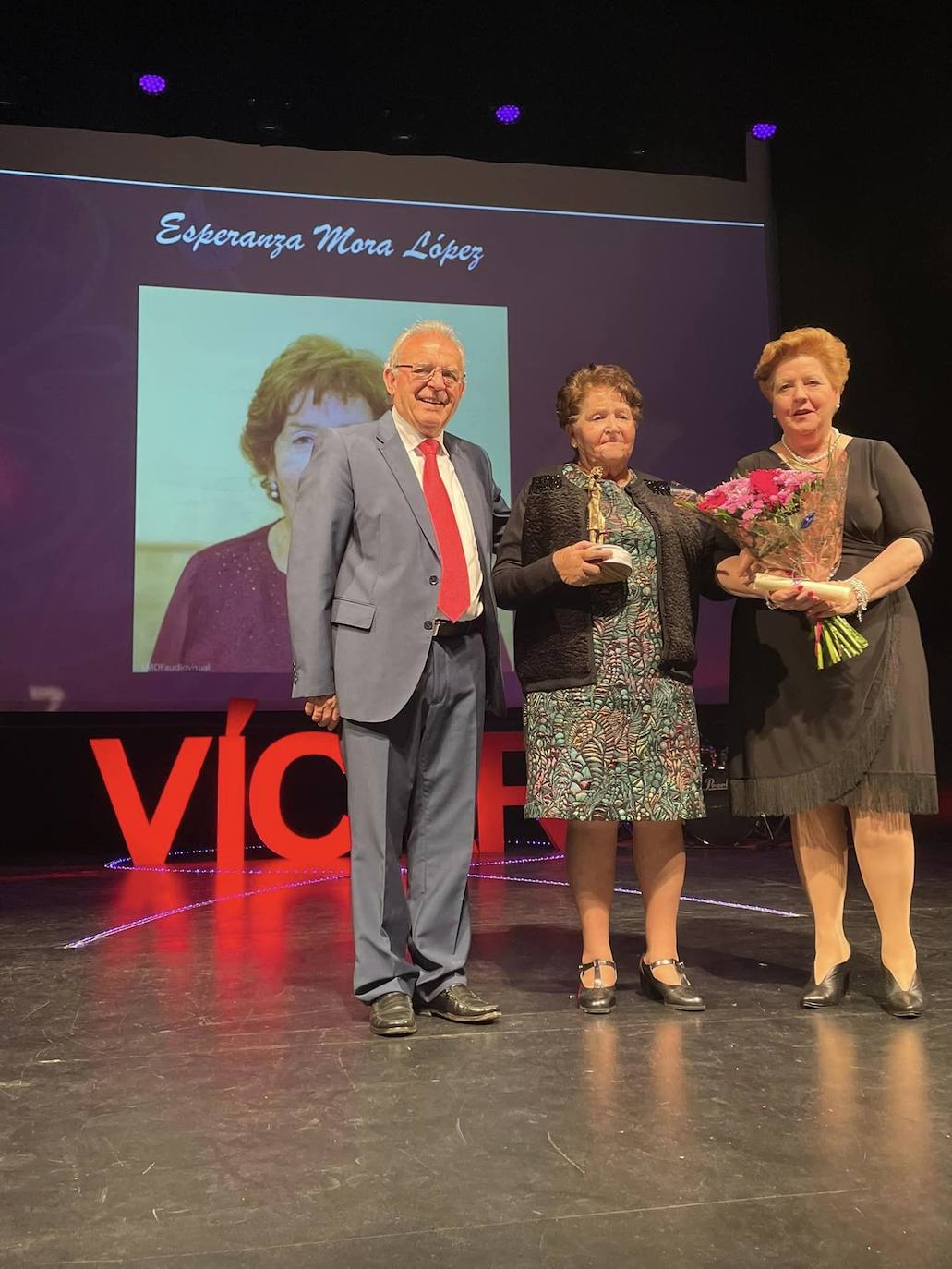 Vícar premia la trayectoria de una veintena de mujeres