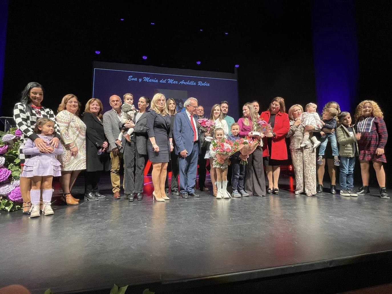 Vícar premia la trayectoria de una veintena de mujeres