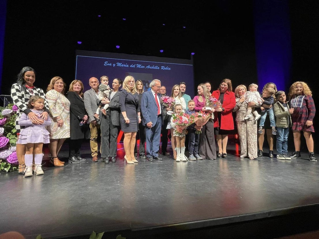 Vícar premia la trayectoria de una veintena de mujeres