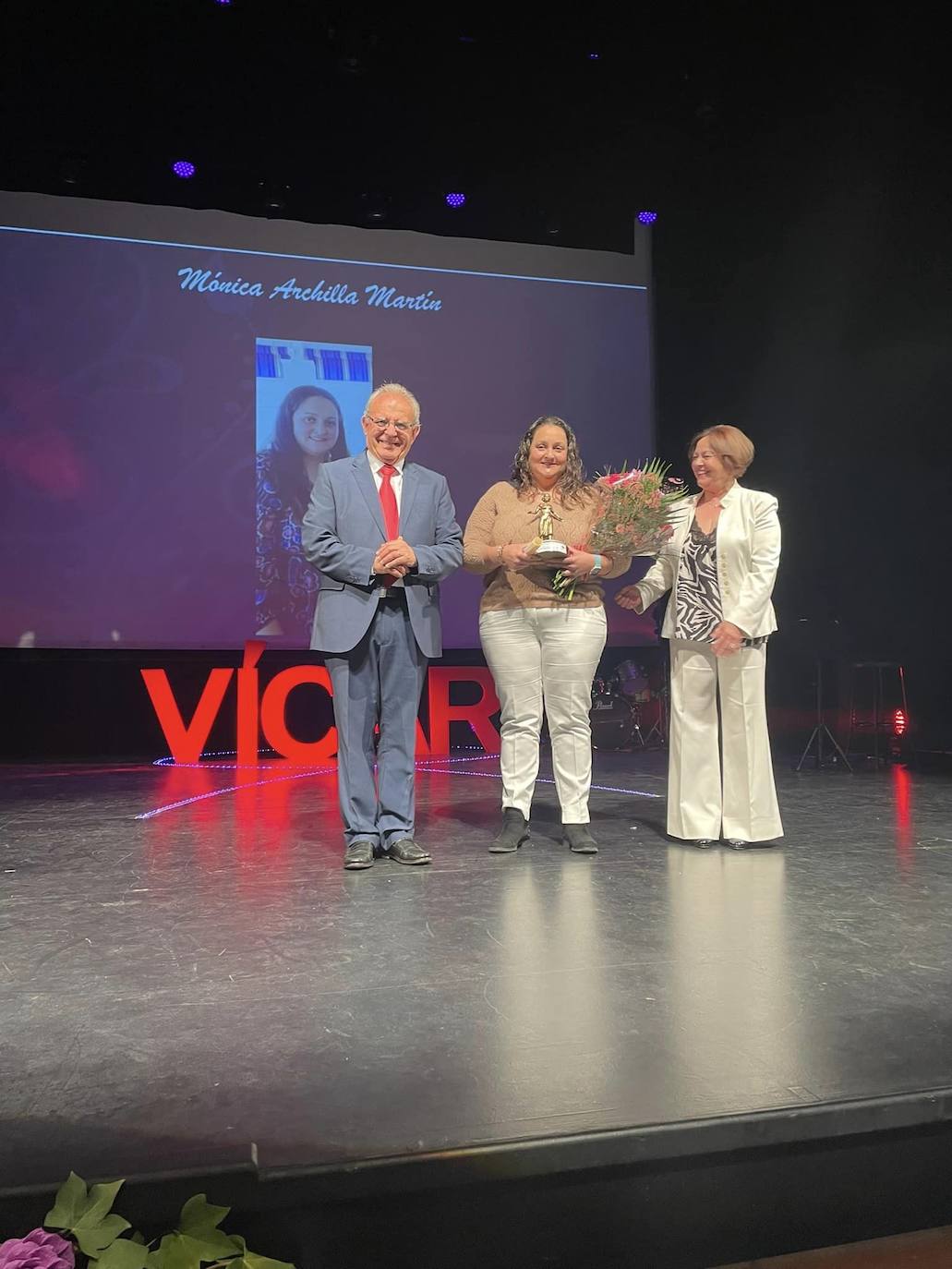 Vícar premia la trayectoria de una veintena de mujeres