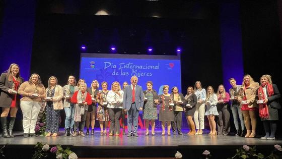 Vícar premia la trayectoria de una veintena de mujeres