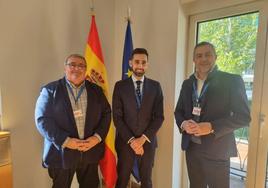 Manolo García y Juan Antonio Lorenzo, en una reunión con el secretario de Estado de Seguridad, Rafael Pérez