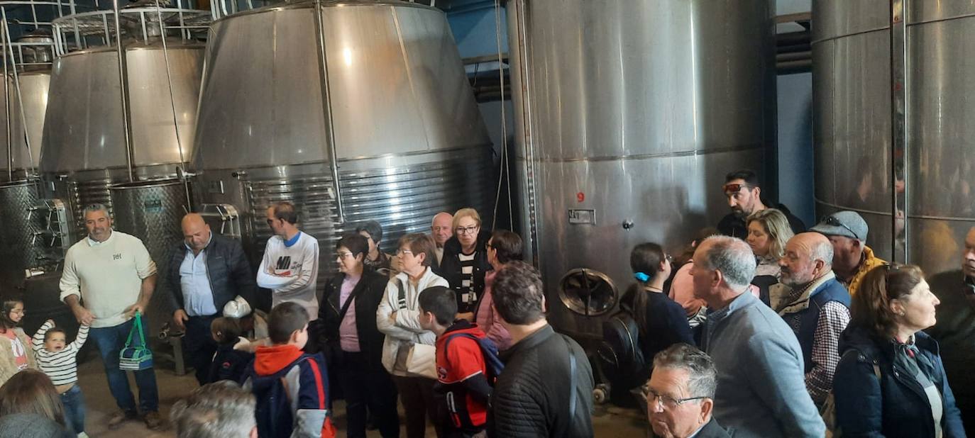 Vecinos de La Mojonera visitan la yeguada de Pérez Monteagud en Uleila