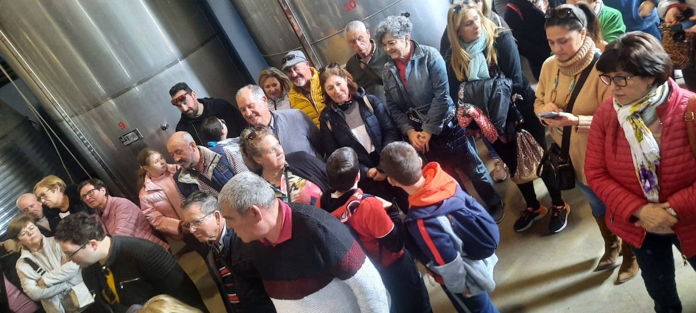 Vecinos de La Mojonera visitan la yeguada de Pérez Monteagud en Uleila