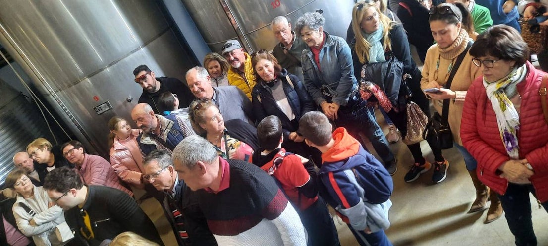 Vecinos de La Mojonera visitan la yeguada de Pérez Monteagud en Uleila