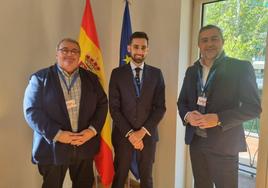 Manolo García y Juan Antonio Lorenzo con el secretario de Estado de Seguridad, Rafael Pérez .