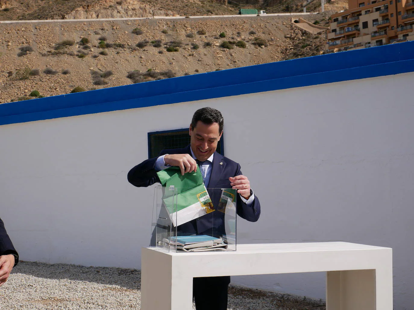 Moreno Bonilla pone la primera piedra de la conexión de Roquetas con la desaladora
