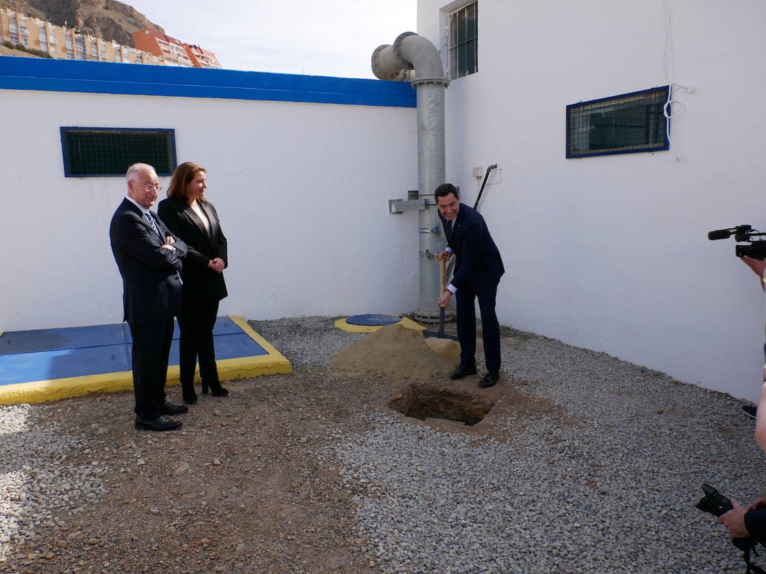 Moreno Bonilla pone la primera piedra de la conexión de Roquetas con la desaladora