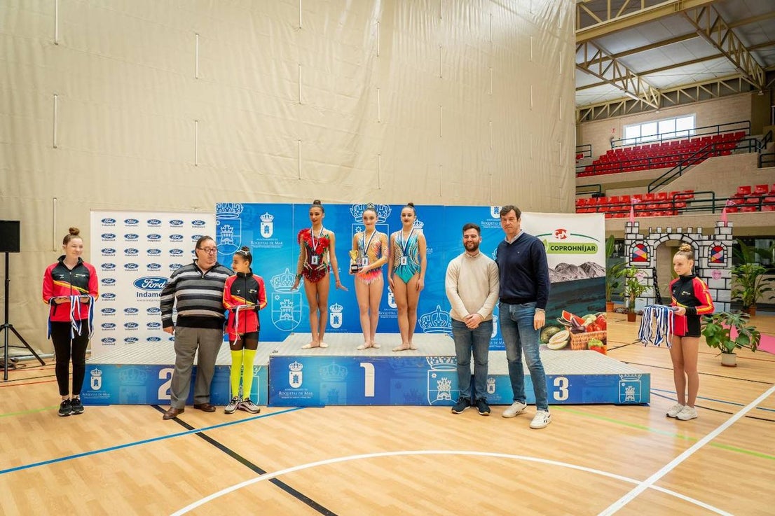 Medio millar de gimnastas participan en el torneo Roquetas 2015