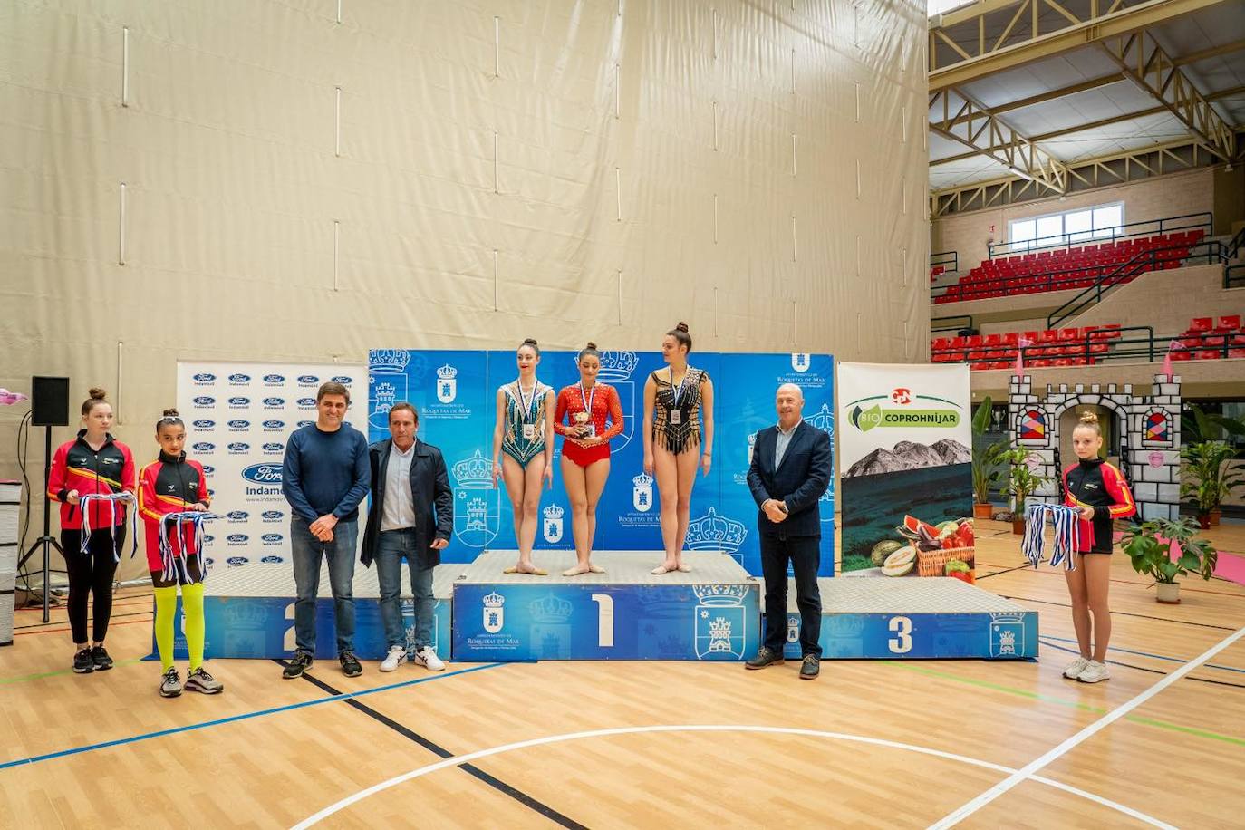 Medio millar de gimnastas participan en el torneo Roquetas 2015