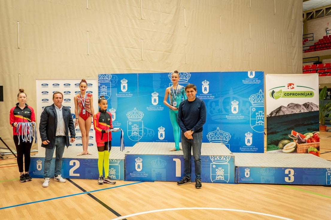 Medio millar de gimnastas participan en el torneo Roquetas 2015