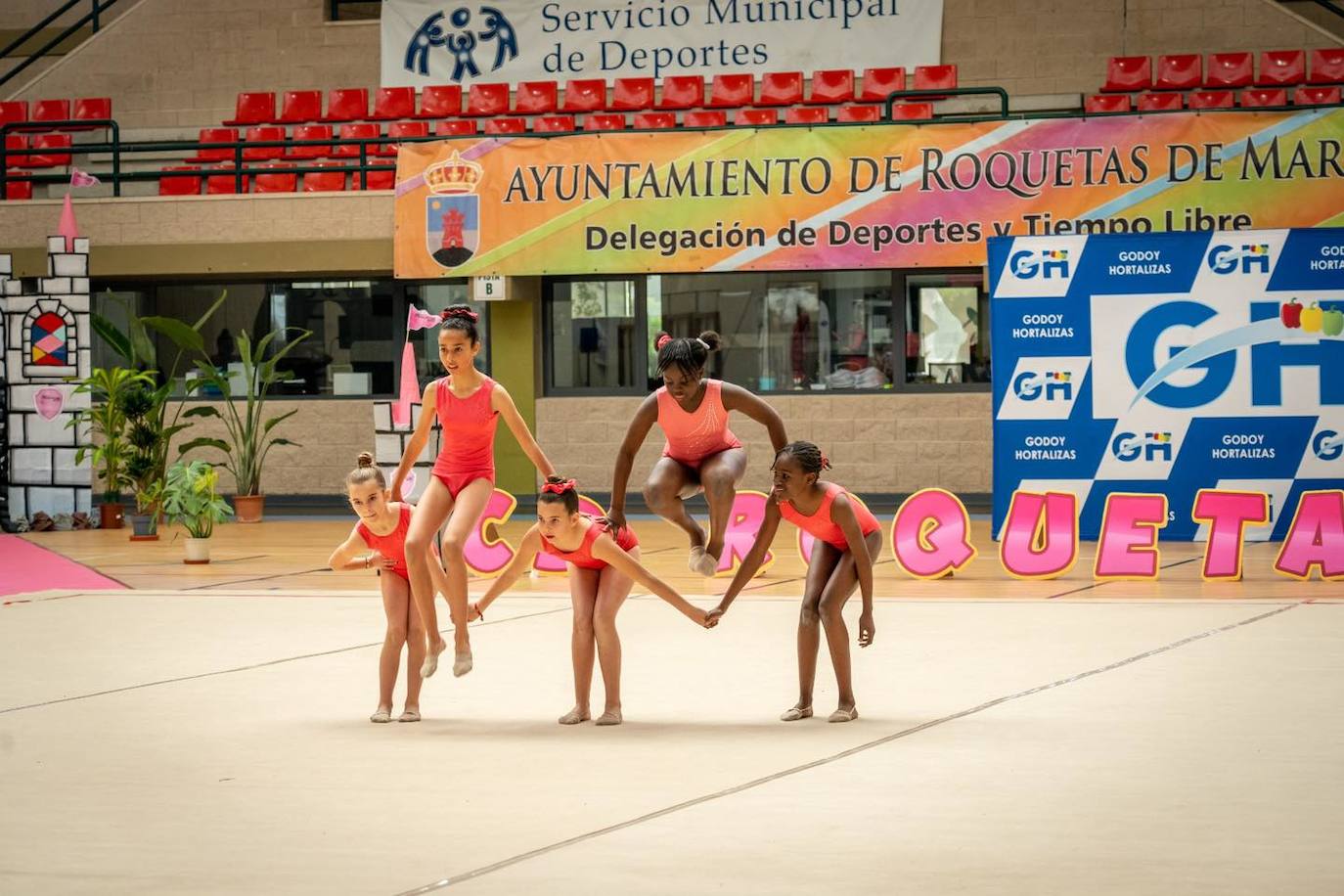 Medio millar de gimnastas participan en el torneo Roquetas 2015