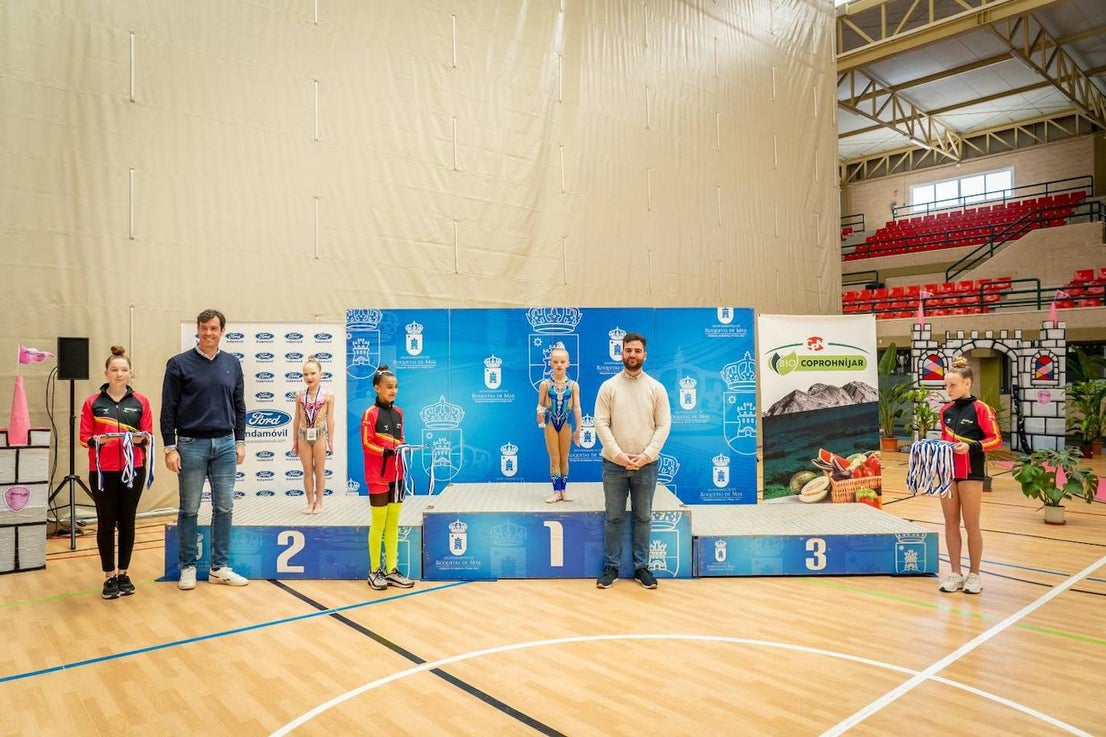 Medio millar de gimnastas participan en el torneo Roquetas 2015