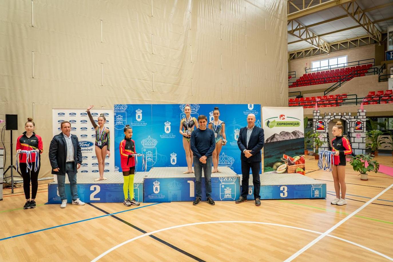 Medio millar de gimnastas participan en el torneo Roquetas 2015