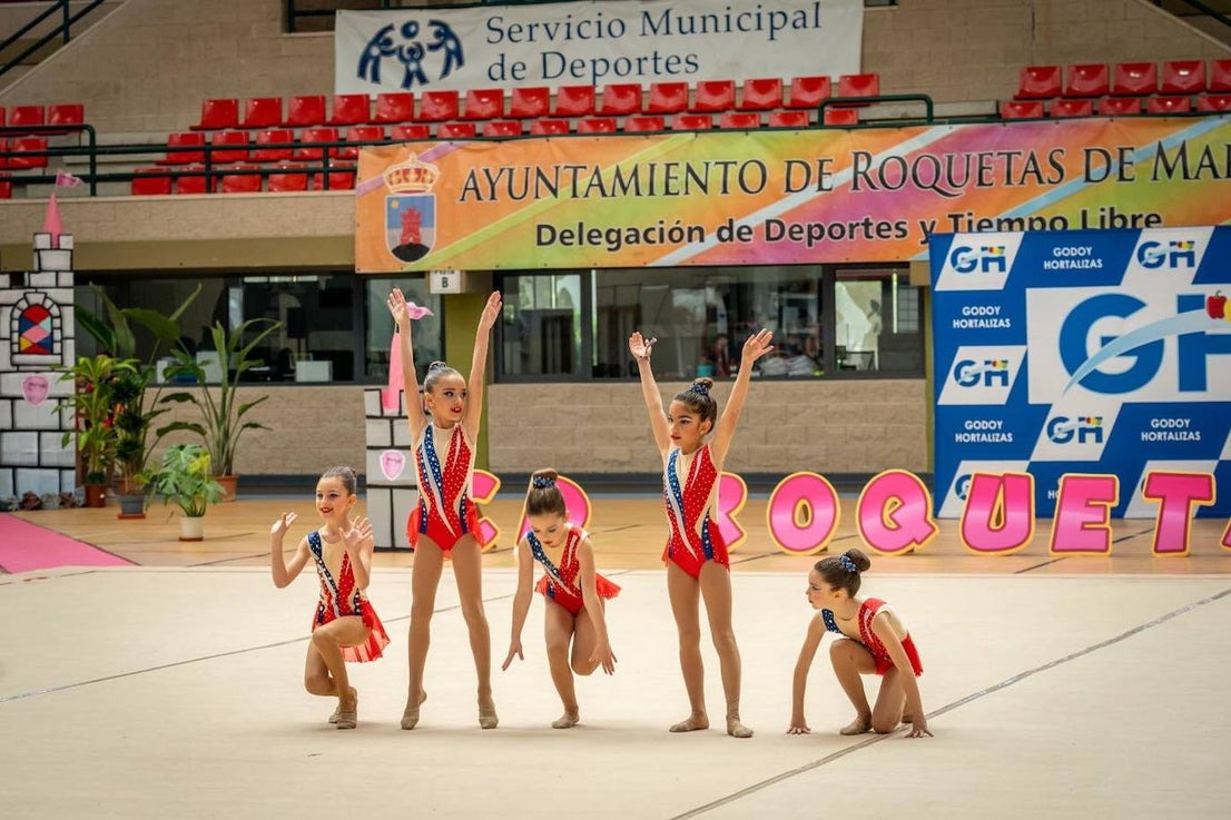 Medio millar de gimnastas participan en el torneo Roquetas 2015