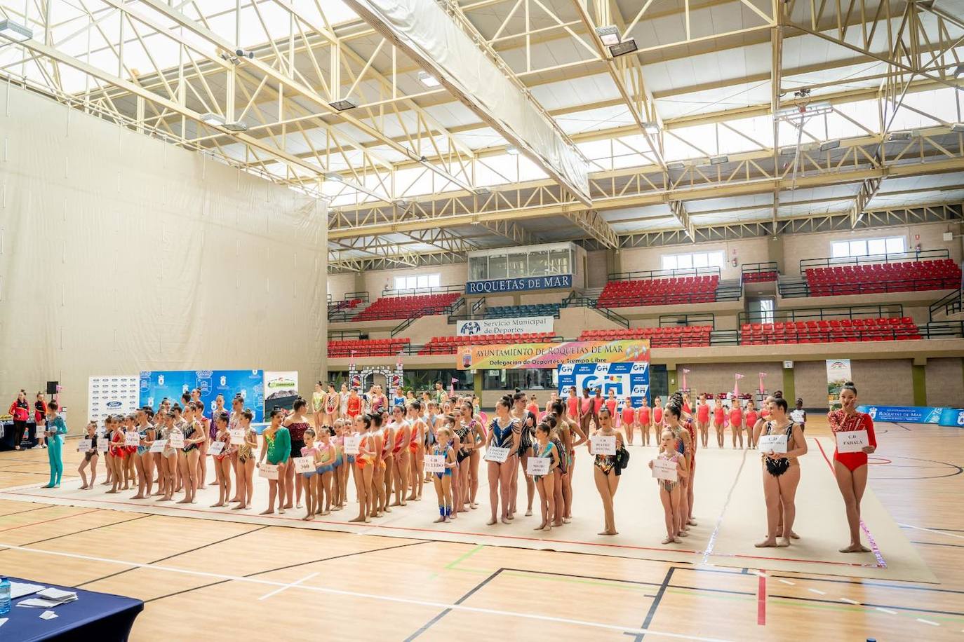 Medio millar de gimnastas participan en el torneo Roquetas 2015