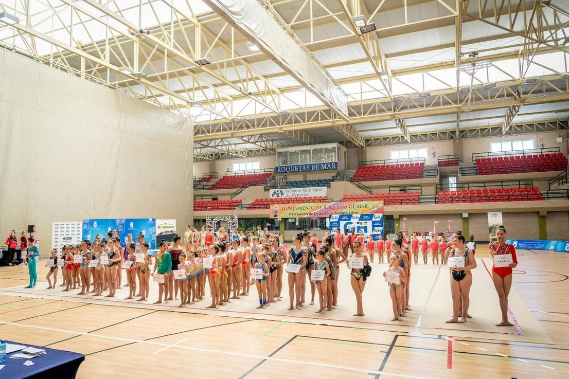 Medio millar de gimnastas participan en el torneo Roquetas 2015