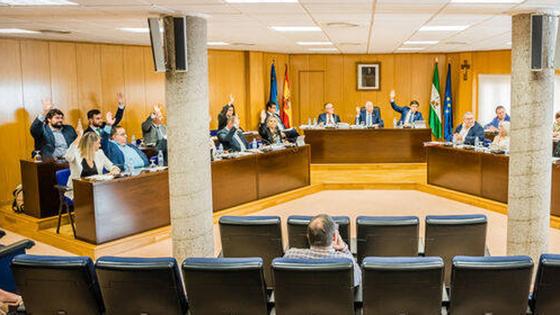 Un Pleno marcado por la cercanía de las elecciones da nuevos pasos para licitar el bus urbano