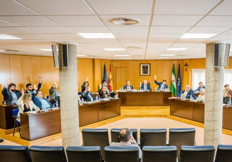 Un Pleno marcado por la cercanía de las elecciones da nuevos pasos para licitar el bus urbano
