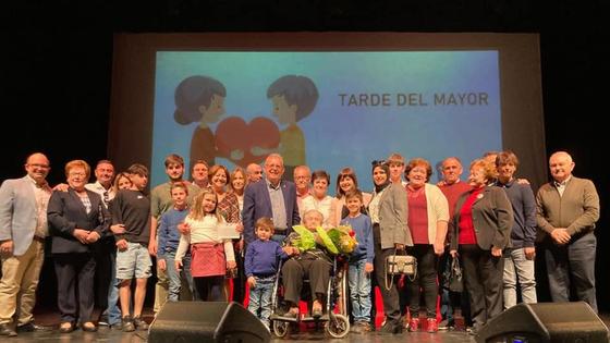 Vícar homenajea a sus mayores con una tarde de reconocimientos y actuaciones