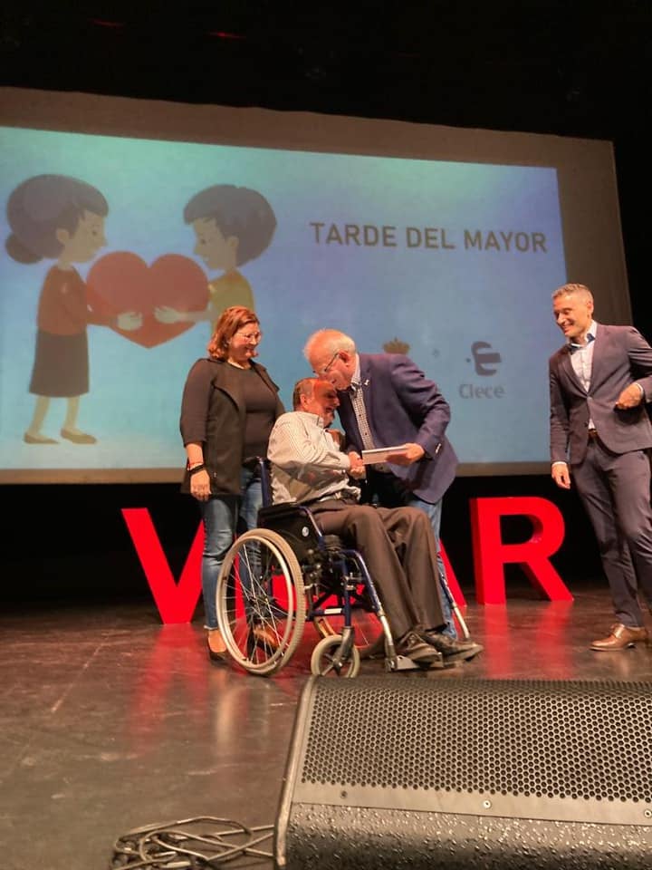 Vícar homenajea a sus mayores con una tarde de reconocimientos y actuaciones