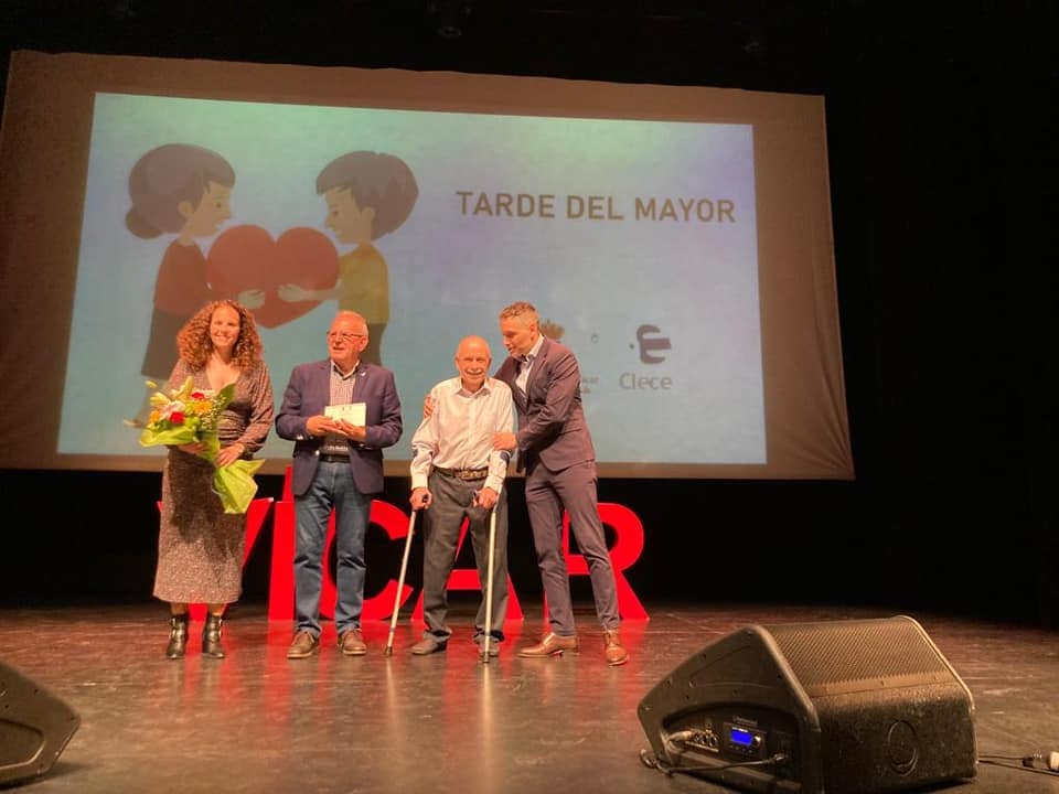 Vícar homenajea a sus mayores con una tarde de reconocimientos y actuaciones