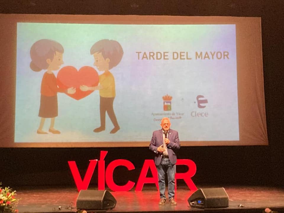 Vícar homenajea a sus mayores con una tarde de reconocimientos y actuaciones