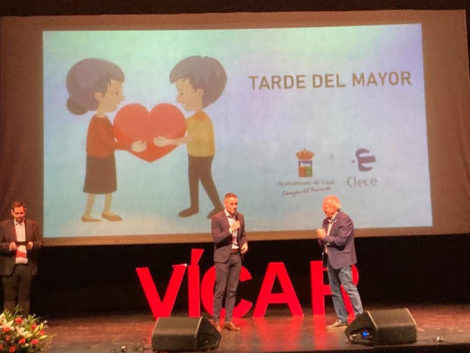 Vícar homenajea a sus mayores con una tarde de reconocimientos y actuaciones