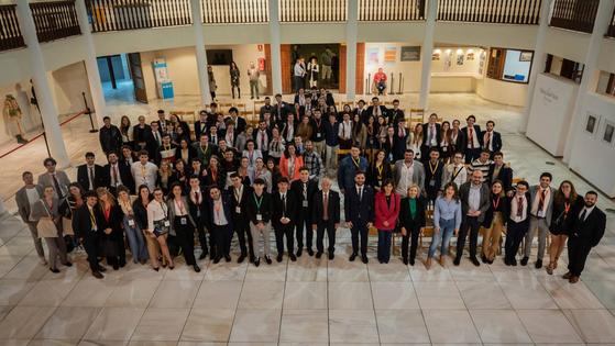 Roquetas acoge a estudiantes de catorce universidades en el certamen de debate de la UAL