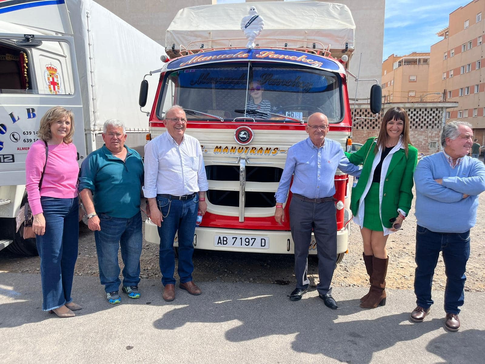 Concentración multitudinaria en Vícar de vehículos industriales antiguos