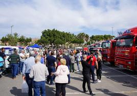 Concentración multitudinaria en Vícar de vehículos industriales antiguos