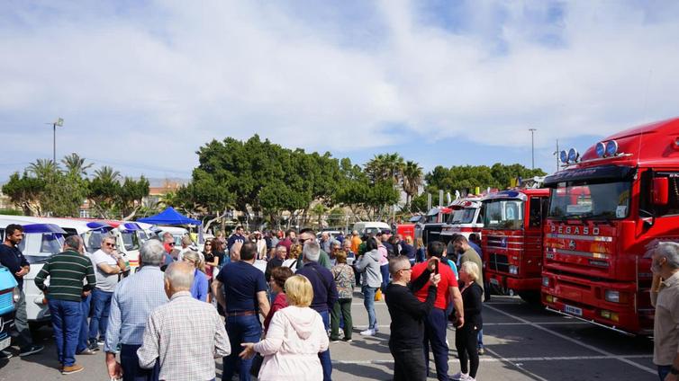 Concentración multitudinaria en Vícar de vehículos industriales antiguos